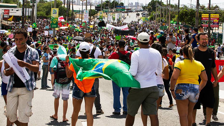 Manifestantes durante protesto próximo ao Castelão, em Fortaleza