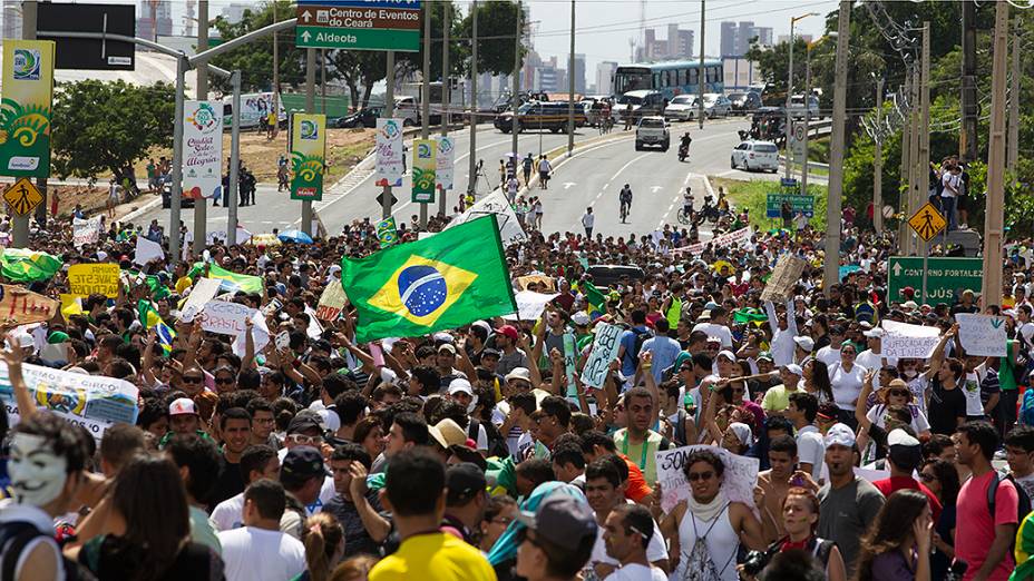 Manifestantes durante protesto próximo ao Castelão, em Fortaleza