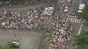 Manifestantes tomam a Avenida Gastão Vidigal