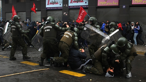 Manifestantes contrários ao ex-ditador Augusto Pinochet entraram em choque com a polícia