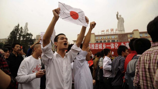 Chineses protestam contra o Japão em Chengdu, no sudeste do país. Um barco de pesca chinês foi alvejado pela guarda costeira japonesa, causando revolta na China