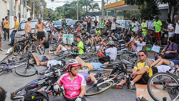 Ciclistas deitam e interditam três faixas da Av. Paulista, no sentido Vila Mariana, em protesto ao atropelamento do ciclista que teve o braço amputado no acidente, na madrugada desse domingo