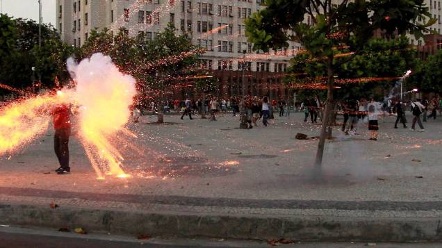 Bomba atinge a cabeça de cinegrafista da TV Bandeirantes que gravava cenas do protesto no Rio de Janeiro
