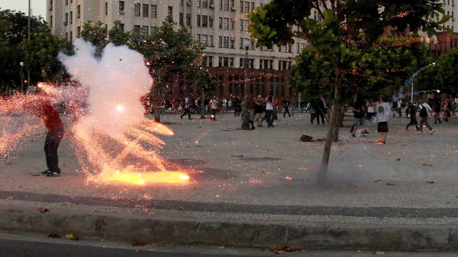 Repórter cinematográfico é alvejado no meio de "fogo cruzado" de bombas e artefatos explosivos lançados pela polícia militar e manifestantes