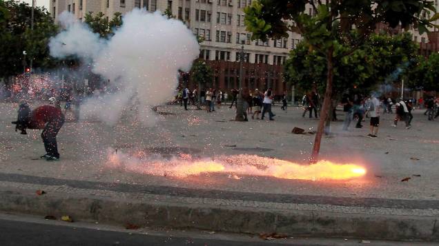 Cinegrafista foi atingido pelas costas pelo artefato explosivo durante confronto entre PM e manifestantes no centro do Rio