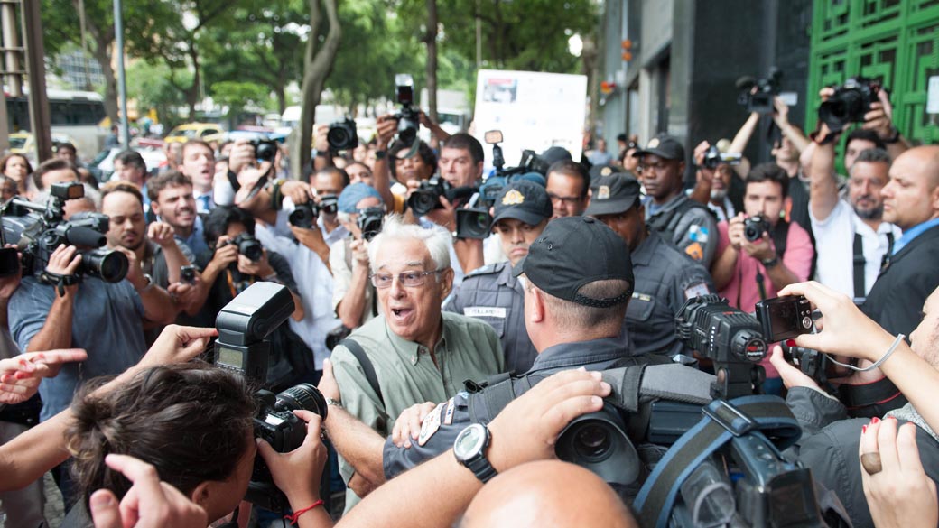 Manifestantes fazem ato em frente ao Clube Militar na Av. Rio Branco, no Rio de Janeiro