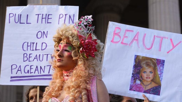 Manifestantes em protesto contra concursos de beleza infantil no edifício do Parlamento em Melbourne, Austrália
