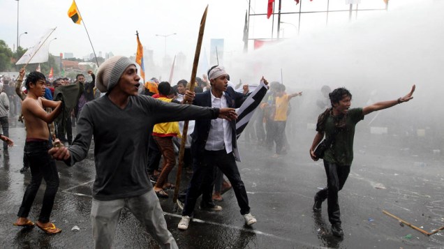 Agricultores em confronto com a polícia durante protesto contra o confisco de suas terras em Jacarta, Indonésia