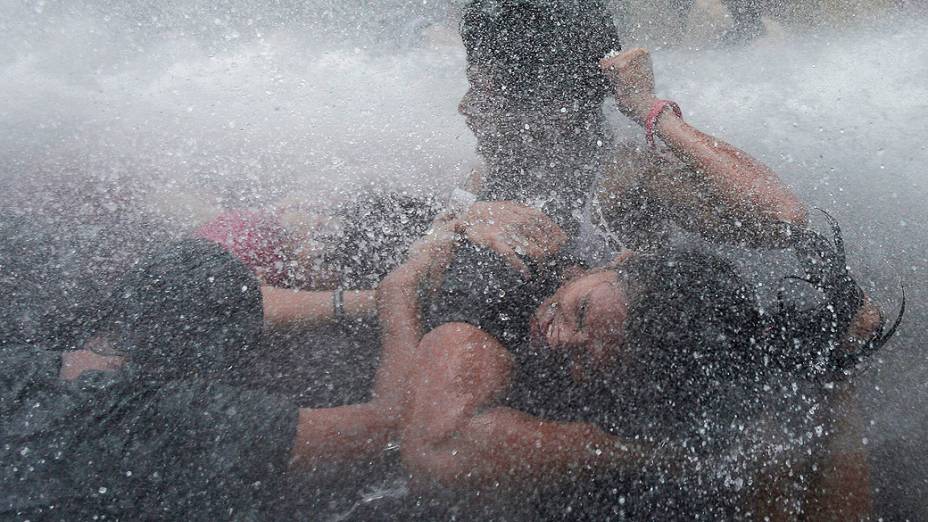 Policiais jogam água para tentar afastar manifestantes perto do palácio presidencial em Manila, nas Filipinas