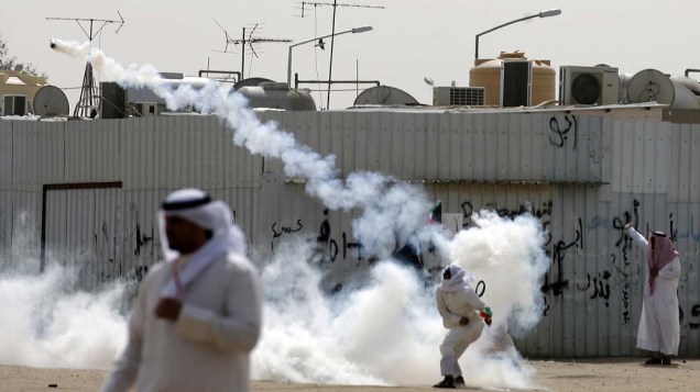 Apátridas árabes em conflito com a polícia durante protesto por maior liberdade política na cidade de Al-Jahra, Kuweit