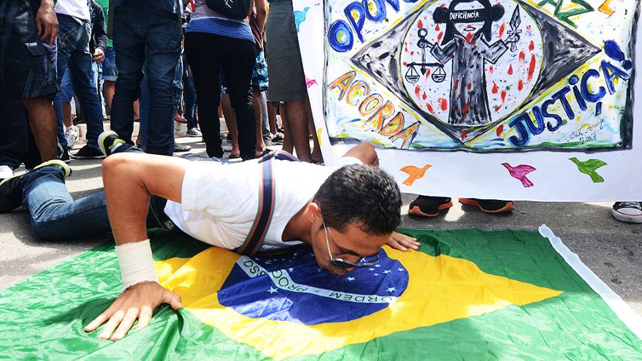 Manifestante durante protesto em frente ao Castelão nesta quinta-feira (27), em Fortaleza