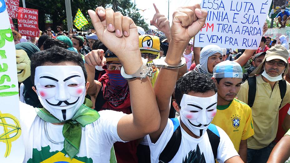 Manifestantes durante protesto em frente ao Castelão nesta quinta-feira (27), em Fortaleza