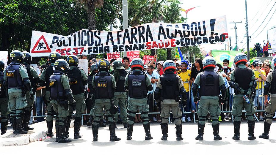 Polícia tenta conter manifestantes durante protesto em frente ao Castelão nesta quinta-feira (27), em Fortaleza
