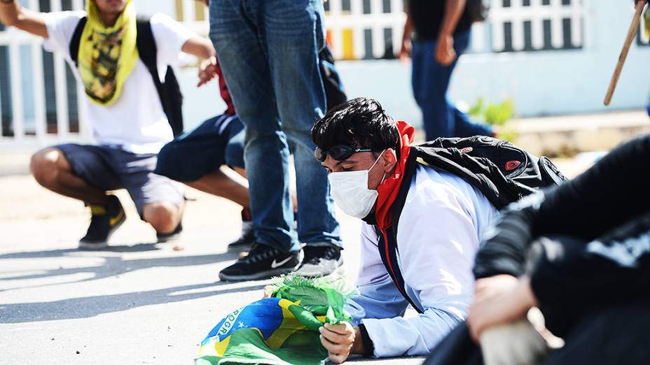Manifestantes durante protesto em frente ao Castelão nesta quinta-feira (27), em Fortaleza