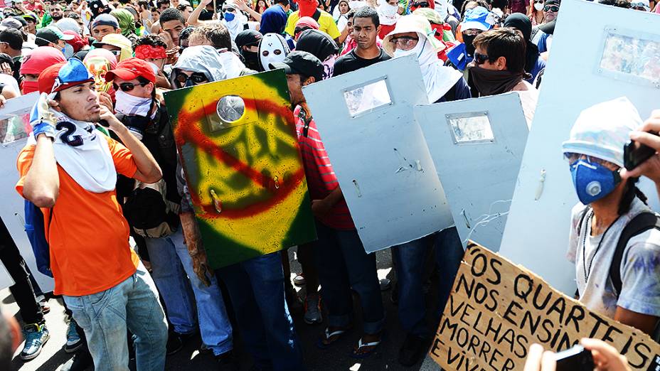 Manifestantes protestam em frente ao Castelão nesta quinta (27), em Fortaleza