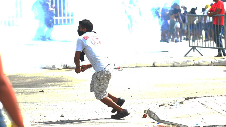 Polícia atira bombas de gás lacrimogênio em manifestantes que protestam em frente ao Castelão em Fortaleza, nesta quinta (27)