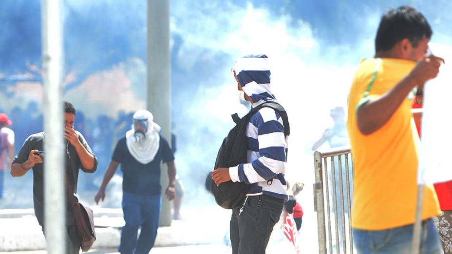 Polícia atira bombas de gás lacrimogênio em manifestantes que protestam em frente ao Castelão em Fortaleza, nesta quinta (27)