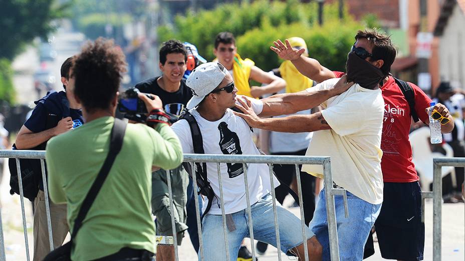 Manifestantes brigam em frente ao Castelão durante protesto em Fortaleza, nesta quinta (27)