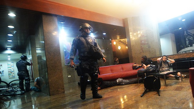 Policiais detêm cerca de 40 manifestantes que se refugiaram o hotel Linson, na rua Augusta