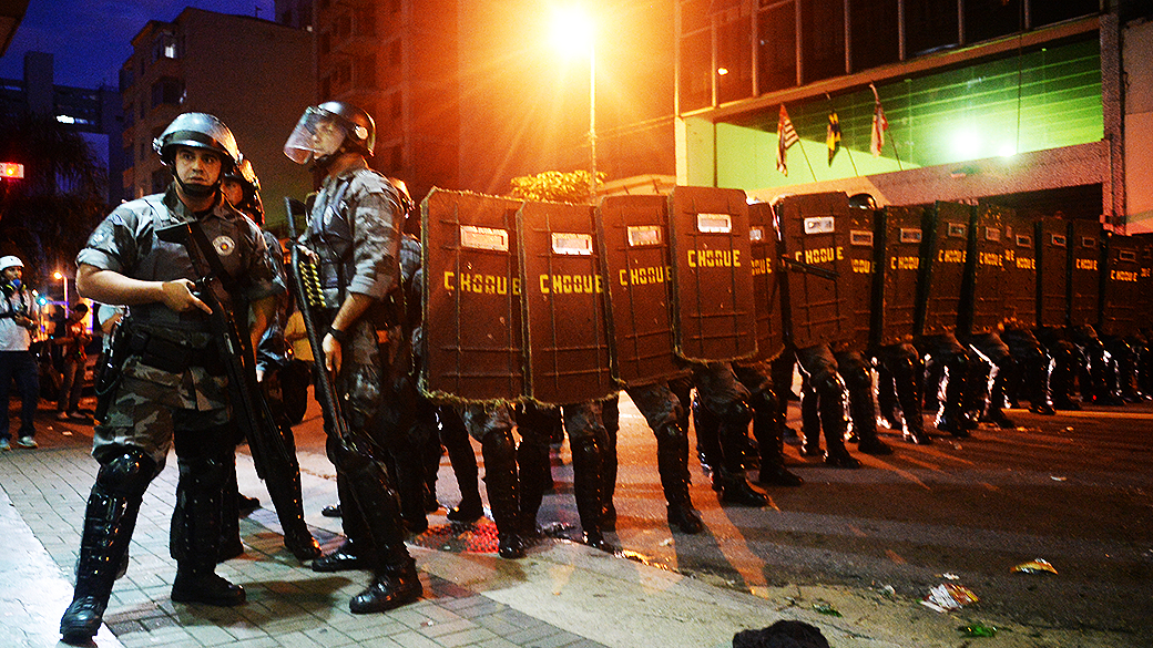 Policiais durante manifestação contra a Copa do Mundo, em São Paulo
