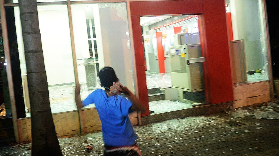 Agências bancárias da rua Augusta são destruídas durante protesto