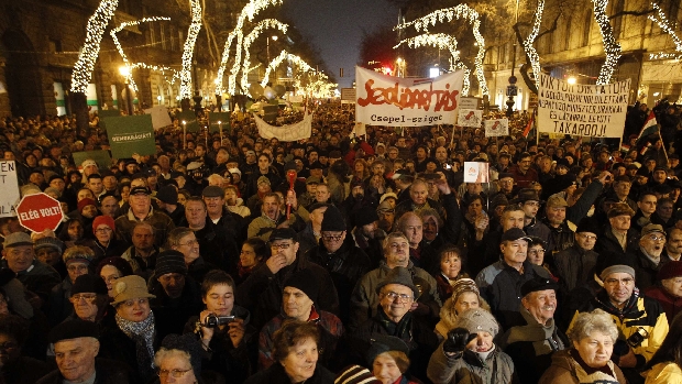 Milhares de pessoas foram às ruas de Budapeste contra a nova Constituição húngara
