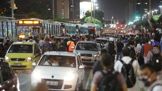 Manifestantes andam na contramão da Avenida Presidente Vargas, no Centro do Rio