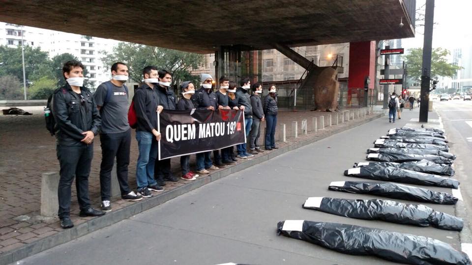 ONG Rio de Paz enfileirou dezenove sacos plásticos pretos na Avenida Paulista, na manhã desta sexta-feira, para representar as dezenove pessoas mortas na chacina que ocorreu no último dia 13 em Osasco e Barueri, região metropolitana de São Paulo