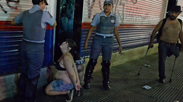 Manifestante é detida durante protesto anti-Copa, na região central de São Paulo