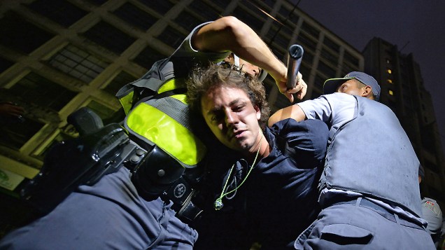 Manifestante é detido durante protesto anti-Copa, na região central de São Paulo