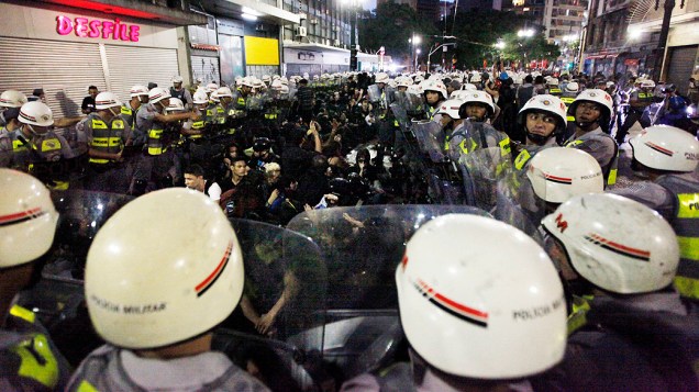 Policiais cercam manifestantes no centro de São Paulo