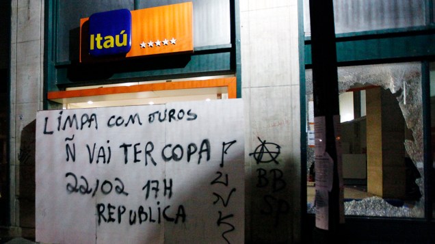 Fachada do banco Itaú depredada durante protesto contra a Copa do Mundo