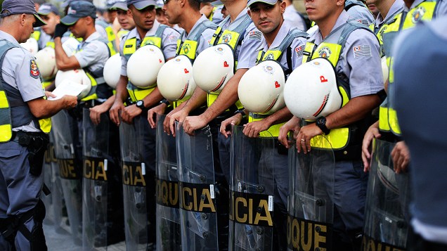 Policiais militares perfilados na avenida Paulista aguardam início do protesto contra a Copa no Brasil, em São Paulo