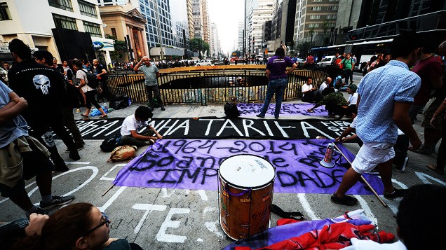 Manifestantes pintam faixas para protestar contra a Copa do Mundo no Brasil, na Praça do Ciclista, em São Paulo
