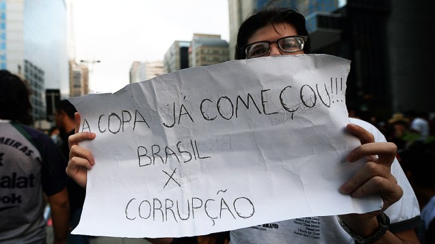 Manifestante protesta contra a corrupção na Praça do Ciclista, em São Paulo