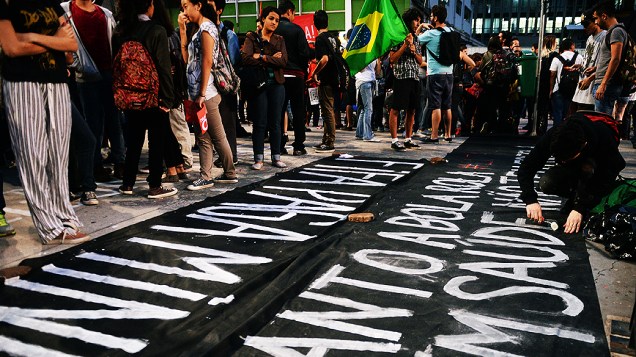 Manifestantes pintam faixas durante protesto contra a Copa do Mundo no Brasil, na Praça do Ciclista, em São Paulo