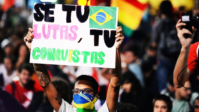 Manifestantes ocupam parte da Avenida Paulista em São Paulo durante o 4º Ato contra a Copa do Mundo