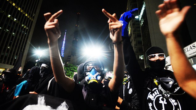 Black blocs acompanham ato contra a Copa do Mundo, que ocupa parte da Avenida Paulista em São Paulo