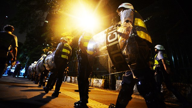 Grande efetivo da Polícia Militar acompanha de perto o 4º Ato contra a Copa do Mundo na Avenida Paulista, em São Paulo