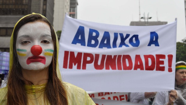 Jovem participa de protesto contra a corrupção em São Paulo, nesta terça-feira, 15 de novembro