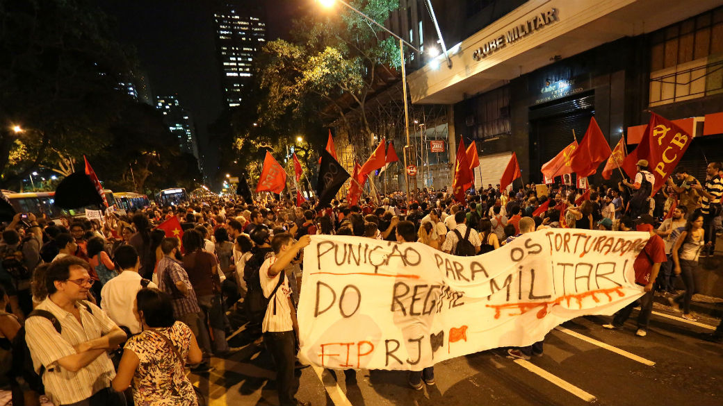 Protesto contra o golpe de 1964 no Centro do Rio termina em conflito com a PM