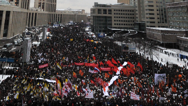 Dezenas de milhares de pessoas foram às ruas de Moscou contra Vladimir Putin
