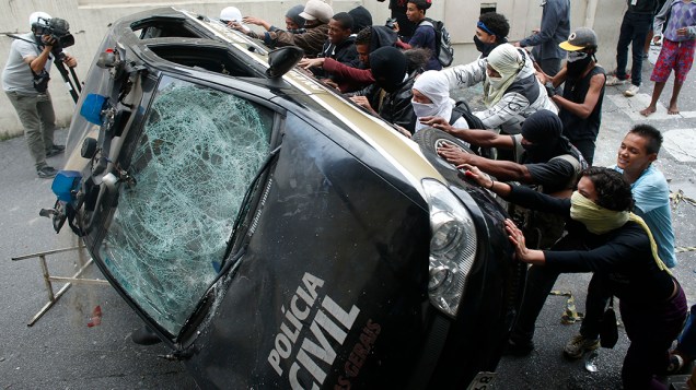 Viatura da Polícia Civil é destruída durante protesto em Belo Horizonte, em Minas Gerais