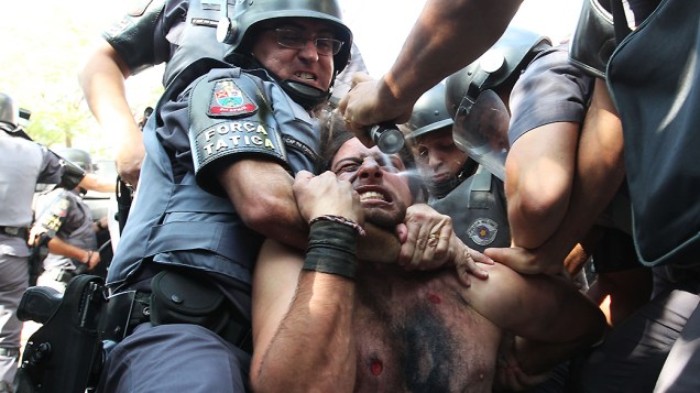 Professor é detido pela PM durante ato contra a Copa, em São Paulo
