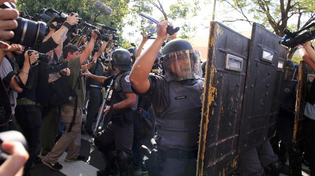 Manifestantes e policiais entram em confronto durante protesto contra a Copa do Mundo perto do metrô Carrão, em São Paulo