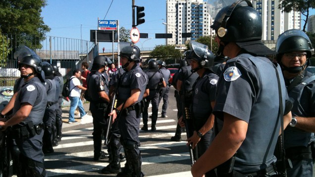 Concentração no Sindicato dos Metroviávios de São Paulo, para onde manifestantes correram. Na foto homens da Forca tática bloqueiam acesso à Radial Leste