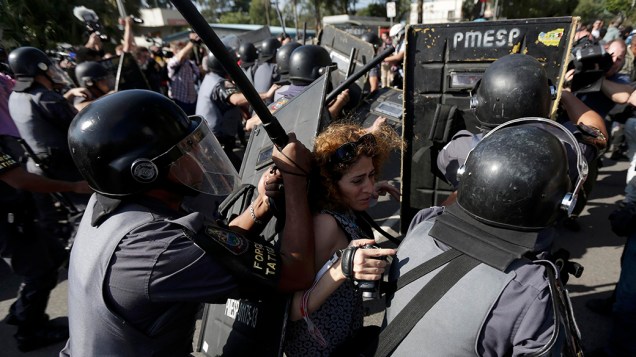 Manifestantes e policiais entram em confronto durante manifestação contra a Copa do Mundo no metrô carrão, em São Paulo
