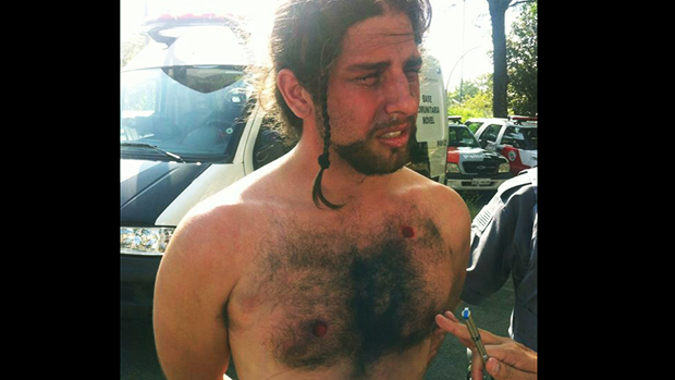 Manifestante é detido pela PM durante ato contra a Copa, em São Paulo