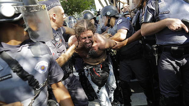 Manifestante é detido pela PM durante ato contra a Copa, em São Paulo