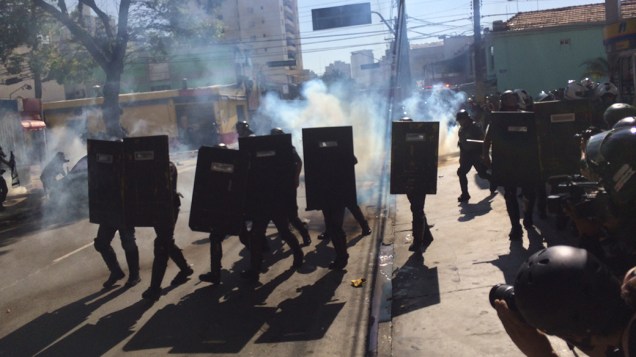 Manifestantes e policiais entram em confronto durante ato contra a Copa do Mundo em São Paulo